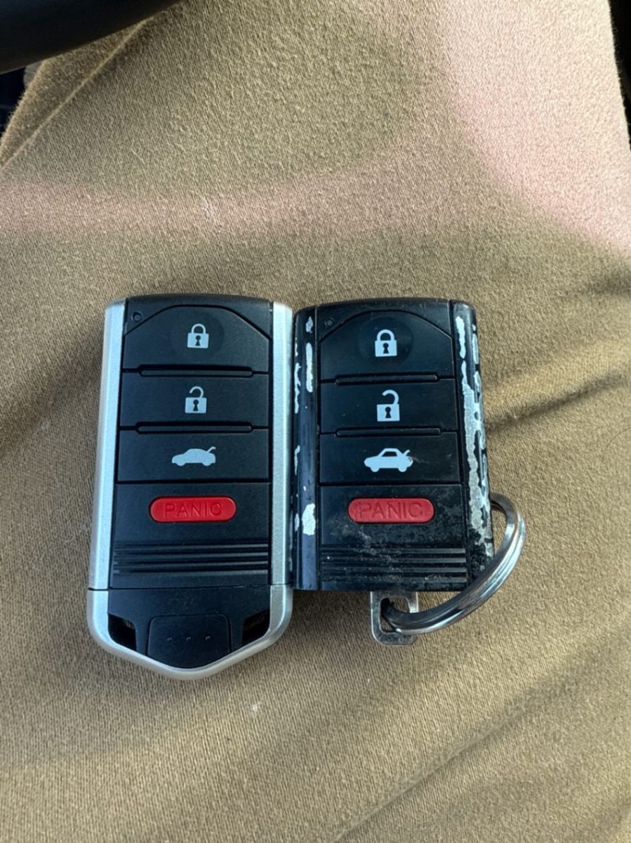 Chrysler / Dodge-style remote comparison and replacement in Torino by St Lucie Lock and Key.