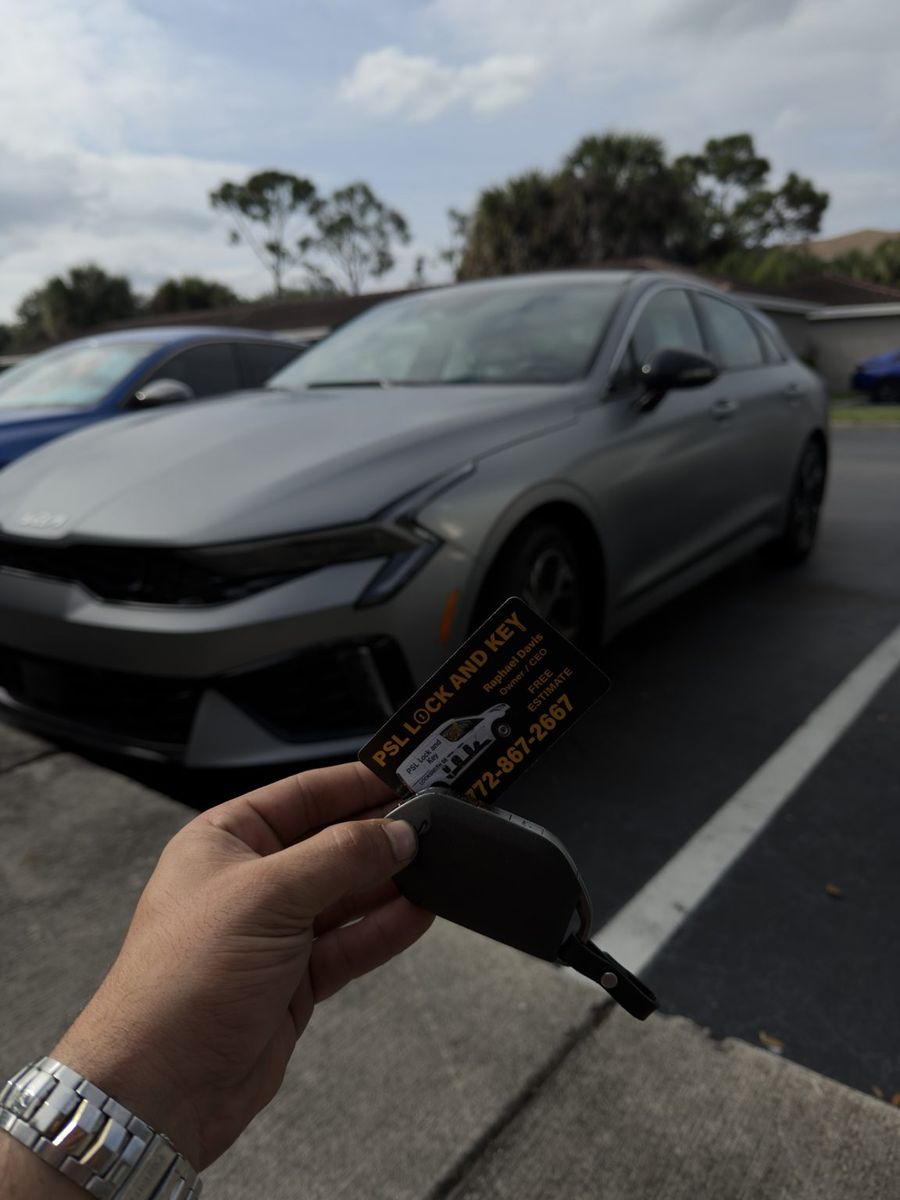 Kia key with transponder cut and programmed on Crosstown Blvd by St Lucie Lock and Key.